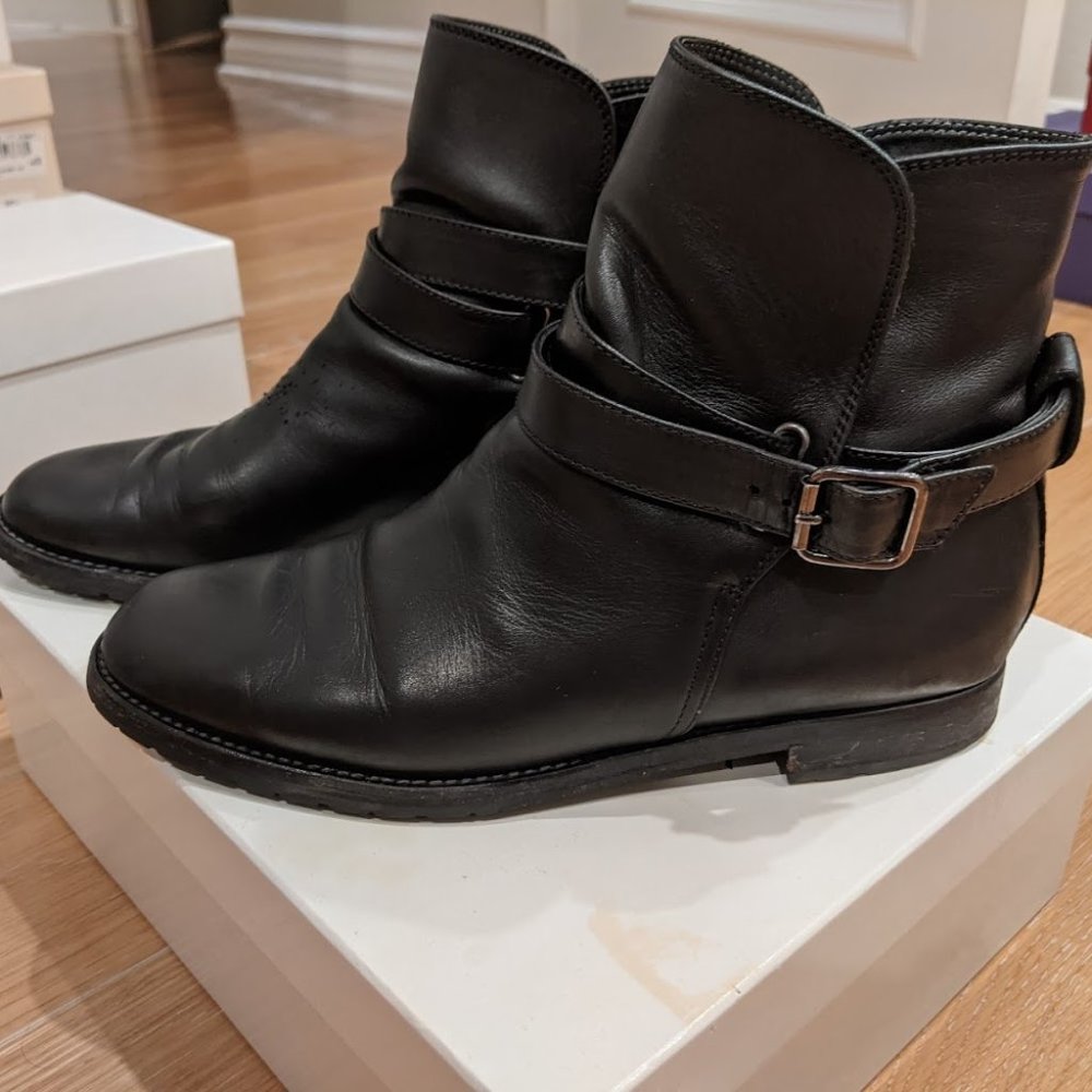 Manolo Blahnik Sulgamba Leather Ankle Boots